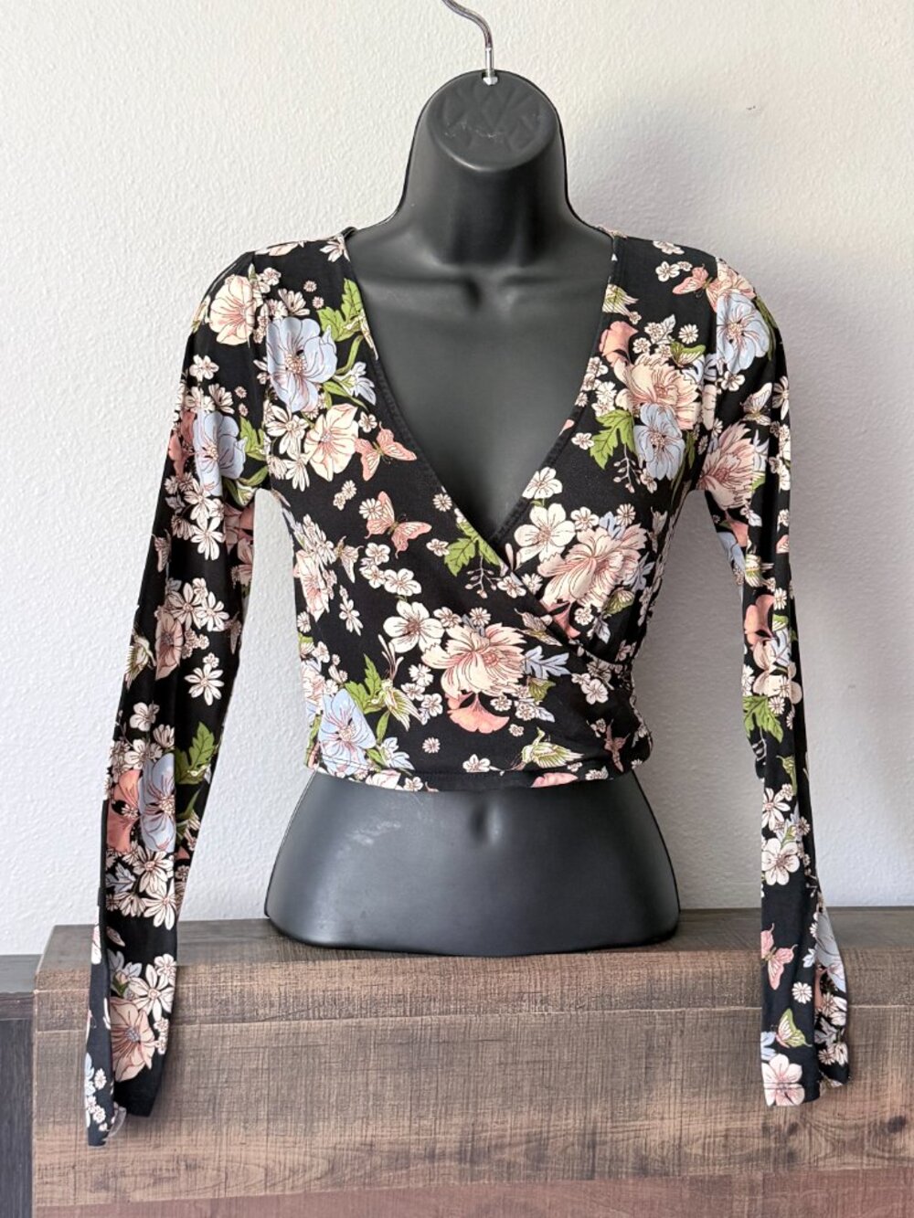 🎀   Forever 21 Floral Print Long Sleeve Wrap Top Black V-Neck Cropped Size